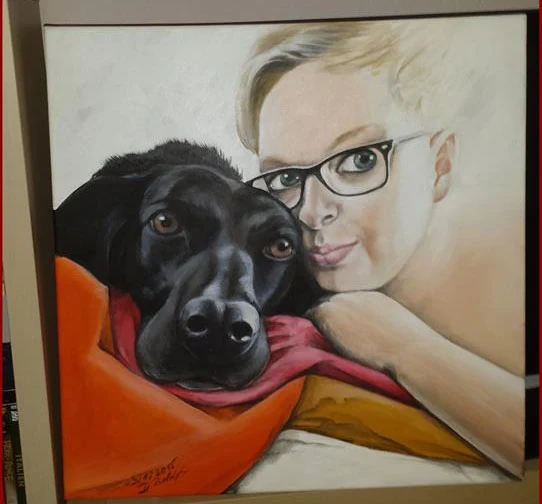 Porträt mit Brille und einem schwarzen Hund